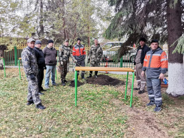 Установка оборудования на спортивной площадке Установка оборудования на спортивной площадке.